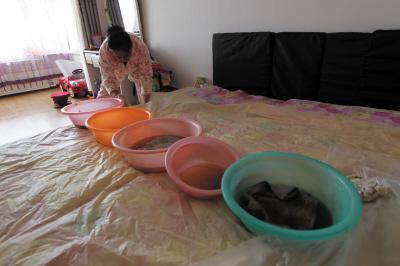 泰兴楼上漏水，住户失联，小区没物管，业主维权难！律师来支招……